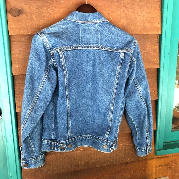 Vintage Levi’s medium wash denim jacket. 💙 - Picture 6 of 7